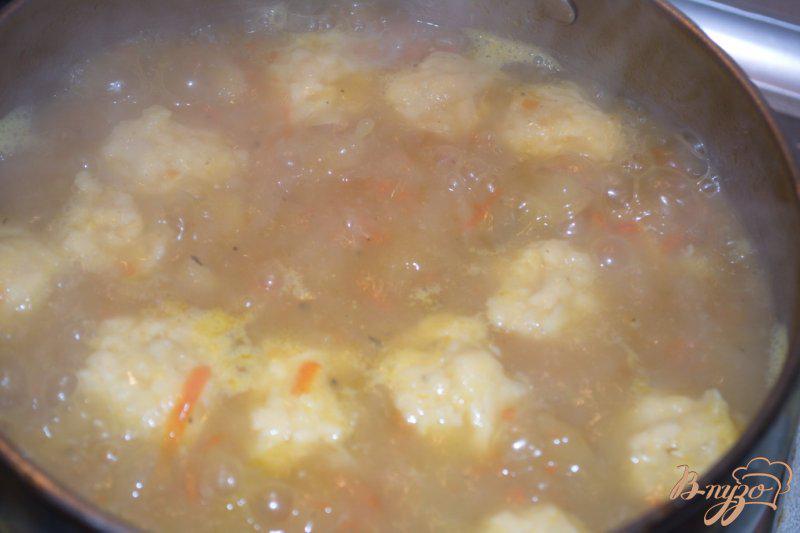 Фото приготовление рецепта: Суп с сырными шариками-клецками шаг №9