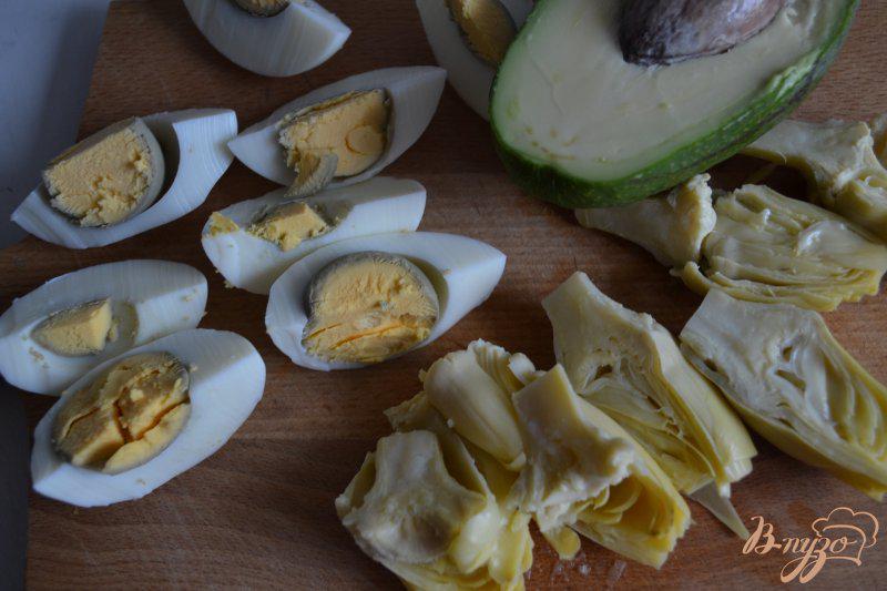 Фото приготовление рецепта: Салат с авокадо , яйцом и крабовыми палочками шаг №3