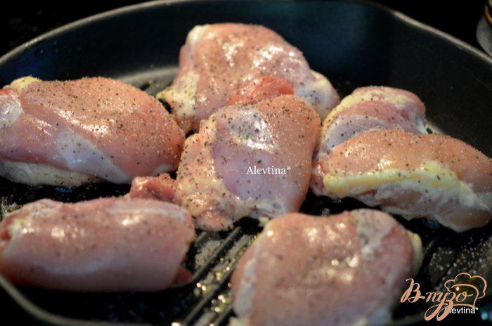 Фото приготовление рецепта: Куриные бедрышки с соусом кинзы шаг №1