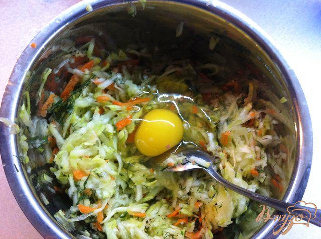 Фото приготовление рецепта: Оладьи из кабачка с морковью шаг №5
