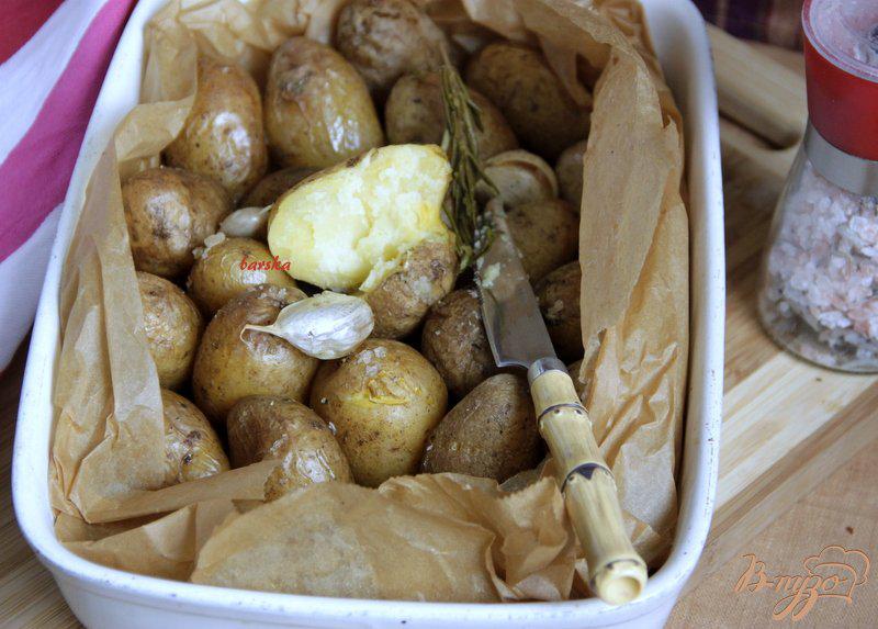 Фото приготовление рецепта: Картофель, запечённый в пергаменте с травами шаг №6