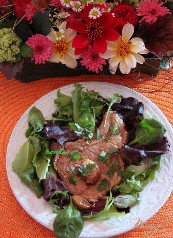 Фото приготовление рецепта: Свинина, запечённая в луково-соевом соусе шаг №6