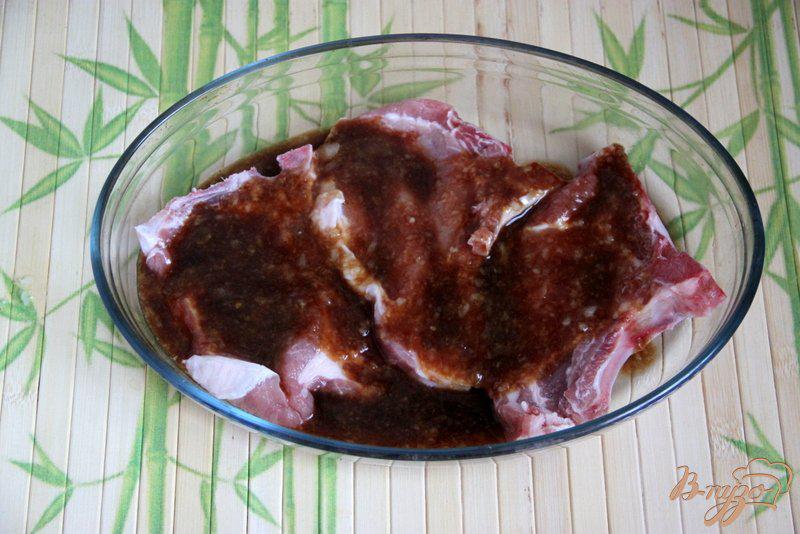 Фото приготовление рецепта: Свинина, запечённая в луково-соевом соусе шаг №4