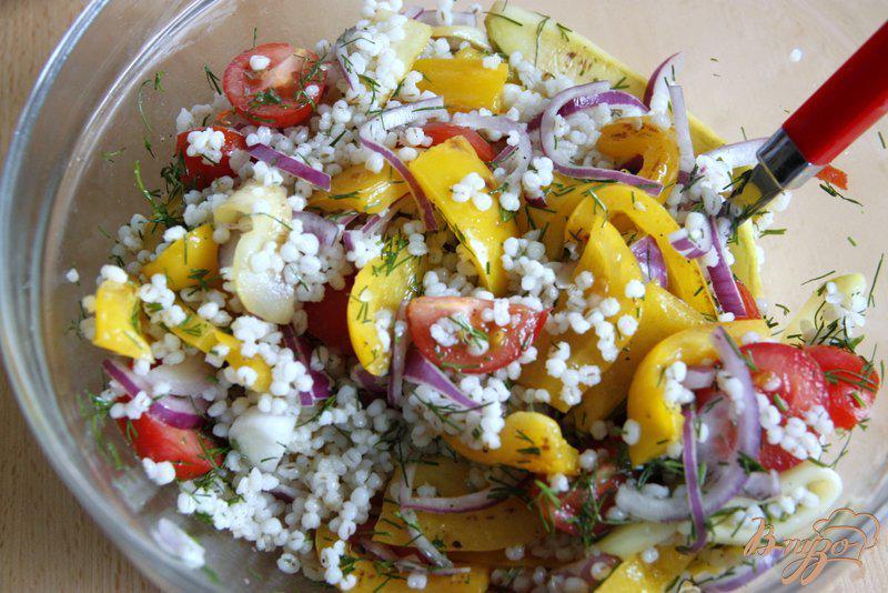 Фото приготовление рецепта: Тёплый салат из перловки и овощей шаг №4