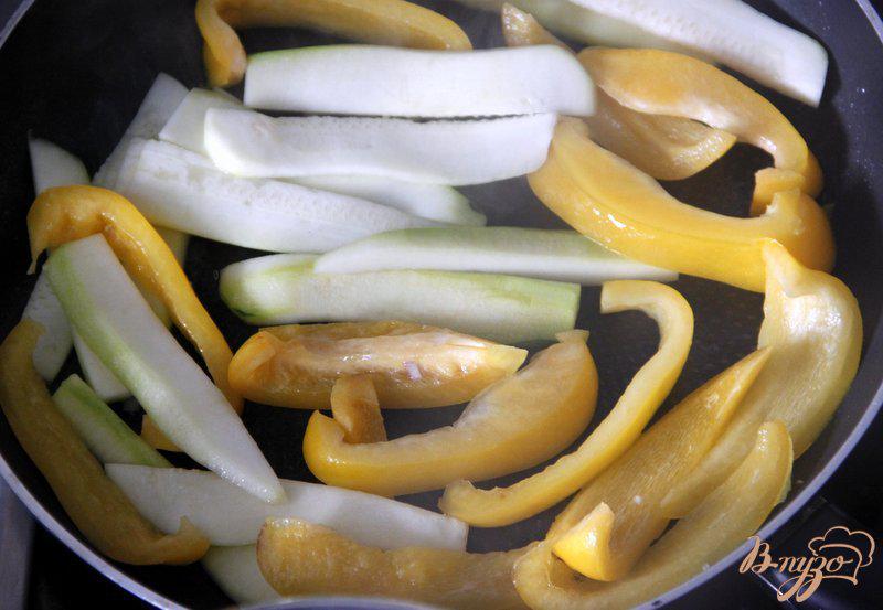 Фото приготовление рецепта: Тёплый салат из перловки и овощей шаг №3
