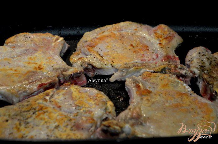 Фото приготовление рецепта: Свиные котлеты  с кленово-имбирным соусом шаг №2