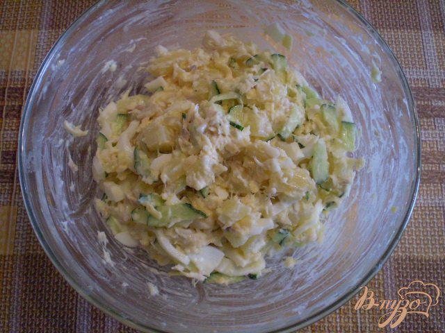 Фото приготовление рецепта: Рыбный салат из минтая шаг №7
