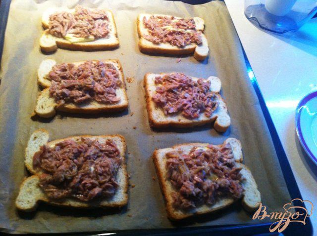 Фото приготовление рецепта: Горячие бутерброды с тунцом шаг №5