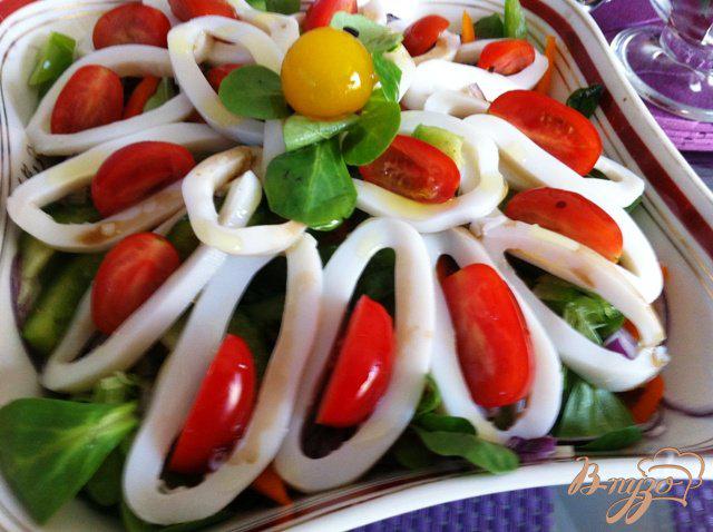 Фото приготовление рецепта: Салат овощной с кальмарами шаг №12
