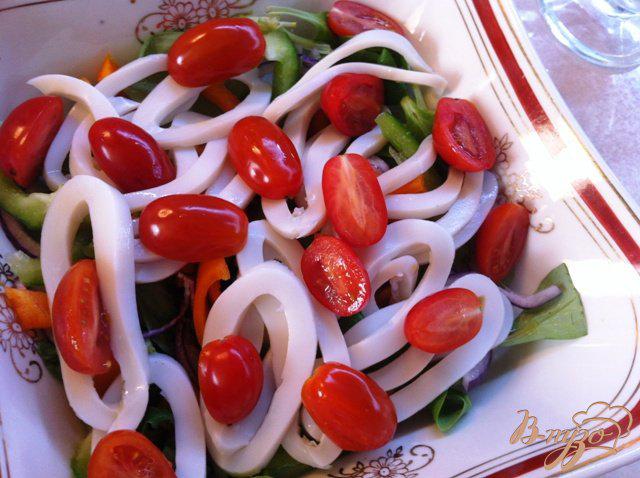 Фото приготовление рецепта: Салат овощной с кальмарами шаг №8