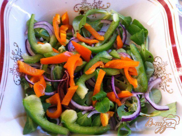 Фото приготовление рецепта: Салат овощной с кальмарами шаг №7