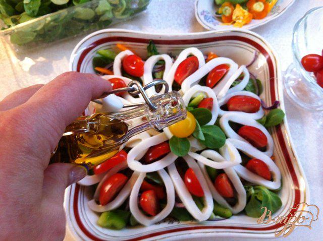 Фото приготовление рецепта: Салат овощной с кальмарами шаг №11