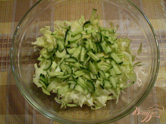 Фото приготовление рецепта: Овощной салат с яблоком и майонезом шаг №3