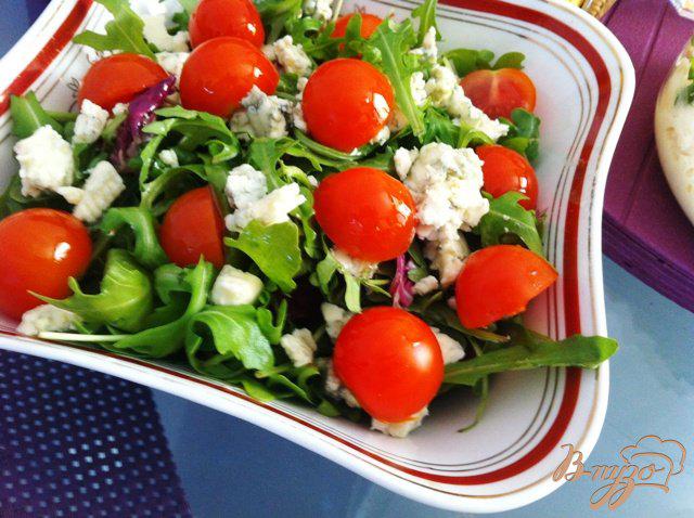 Фото приготовление рецепта: Овощной салат с голубым сыром шаг №7