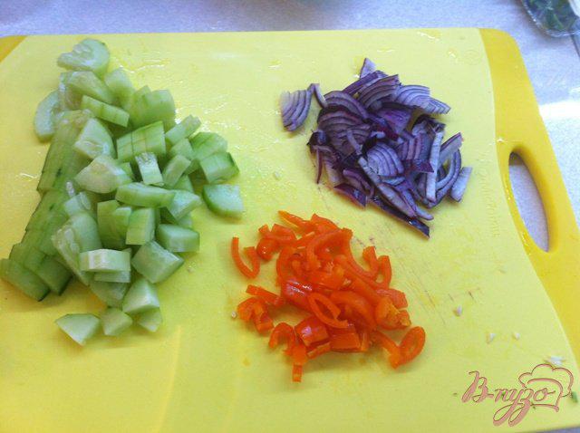 Фото приготовление рецепта: Салат с тунцом шаг №4