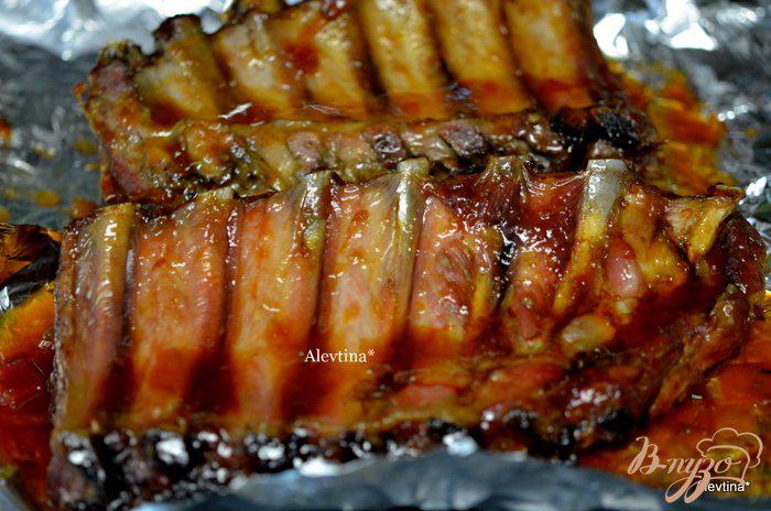 Фото приготовление рецепта: Лаковые свиные ребрышки с медовой глазурью шаг №3