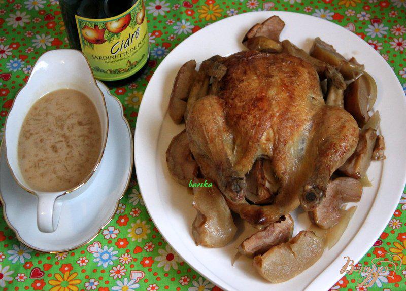 Фото приготовление рецепта: Курица, запечённая в сидре, с яблоками и луком шаг №6