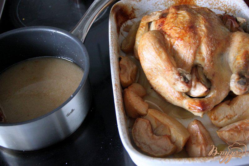 Фото приготовление рецепта: Курица, запечённая в сидре, с яблоками и луком шаг №5