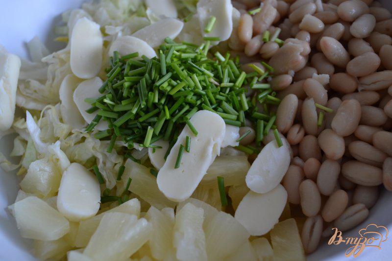 Фото приготовление рецепта: Салат с белой фасолью и кусочками ананаса шаг №3