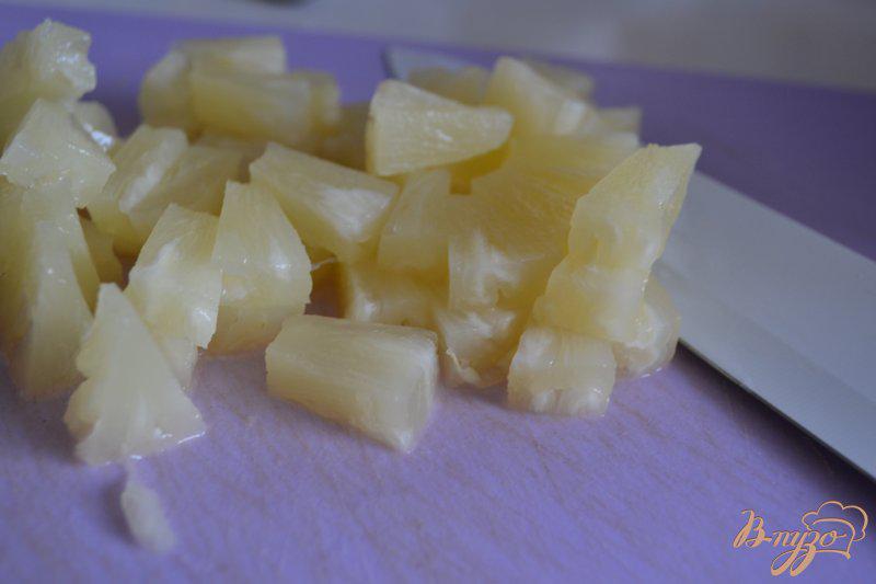 Фото приготовление рецепта: Салат с белой фасолью и кусочками ананаса шаг №2