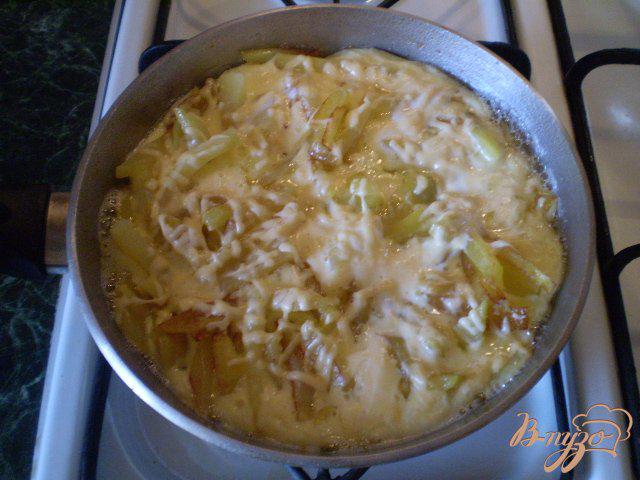 Фото приготовление рецепта: Фриттата с картофелем и сыром шаг №7