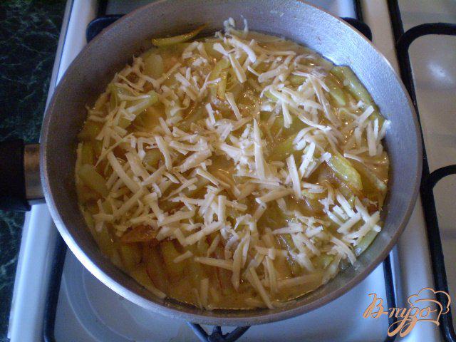 Фото приготовление рецепта: Фриттата с картофелем и сыром шаг №6