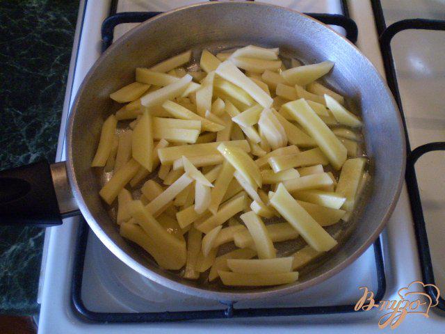 Фото приготовление рецепта: Фриттата с картофелем и сыром шаг №3