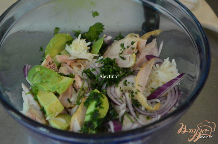 Фото приготовление рецепта: Куриный салат с авокадо шаг №2