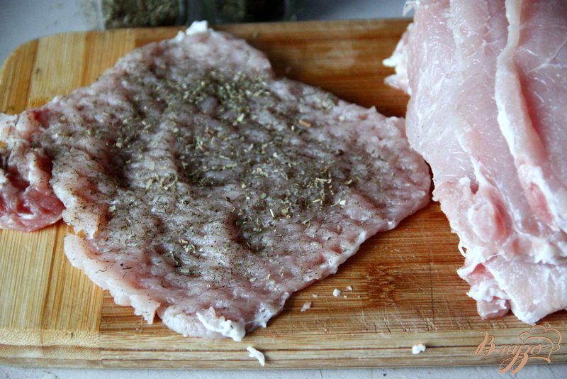 Фото приготовление рецепта: Свинина с зеленью, тушеная в пикантном  соусе шаг №2