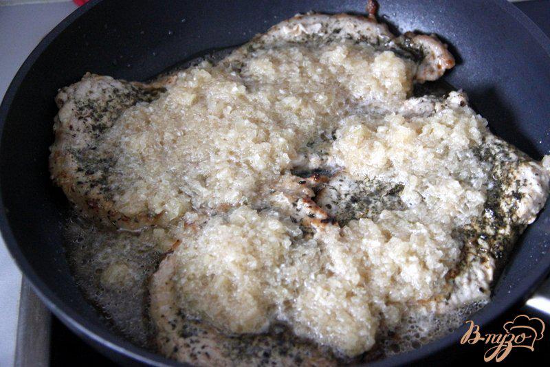 Фото приготовление рецепта: Свинина с зеленью, тушеная в пикантном  соусе шаг №5