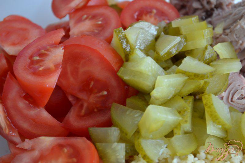 Фото приготовление рецепта: Салат с булгуром, тунцом и томатами шаг №2