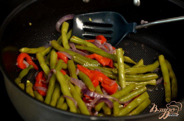 Фото приготовление рецепта: Зеленая фасоль с  красным перцем шаг №4