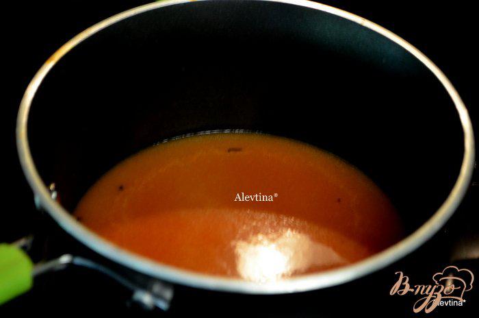 Фото приготовление рецепта: Томатный суп с крутонами шаг №3