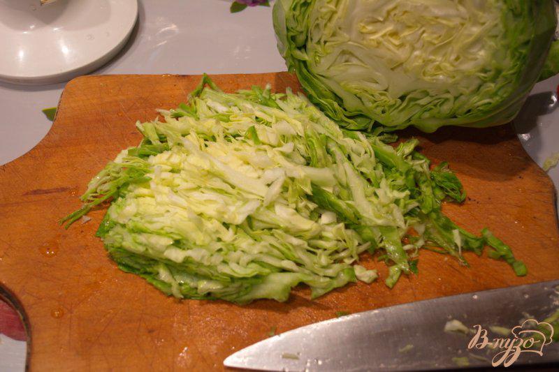 Фото приготовление рецепта: Салат из капусты, курицы и сухариков с сыром шаг №1