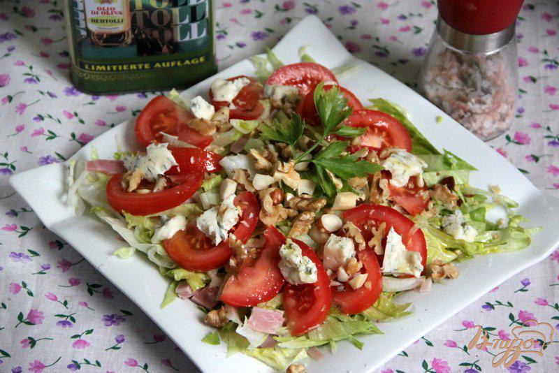 Фото приготовление рецепта: Салат с ветчиной, томатами, горгонзолой и орехами шаг №3
