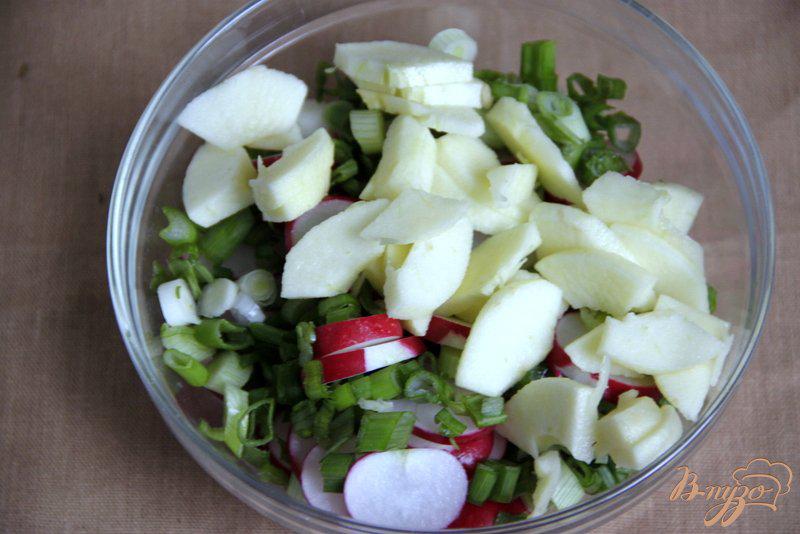 Фото приготовление рецепта: Салат из редиски яблока и феты шаг №2