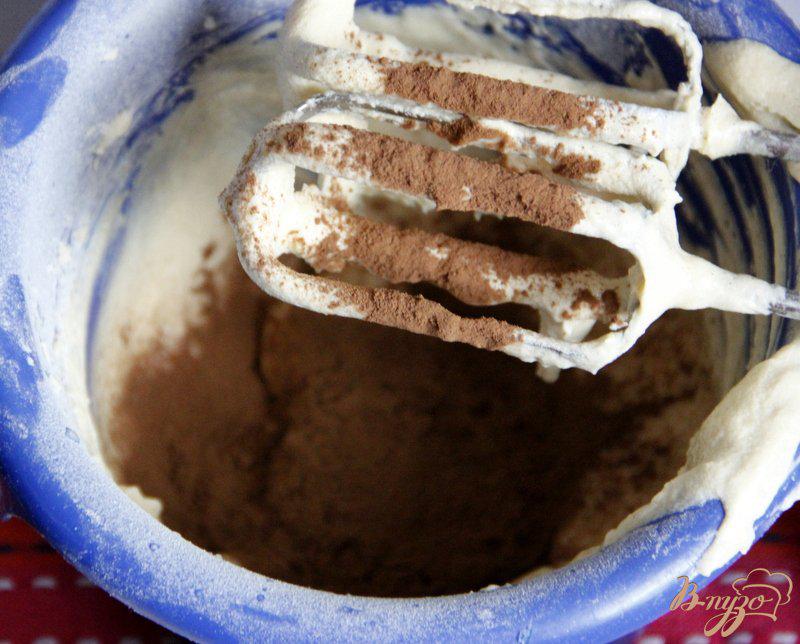 Фото приготовление рецепта: Мраморный кекс - пятиминутка шаг №5
