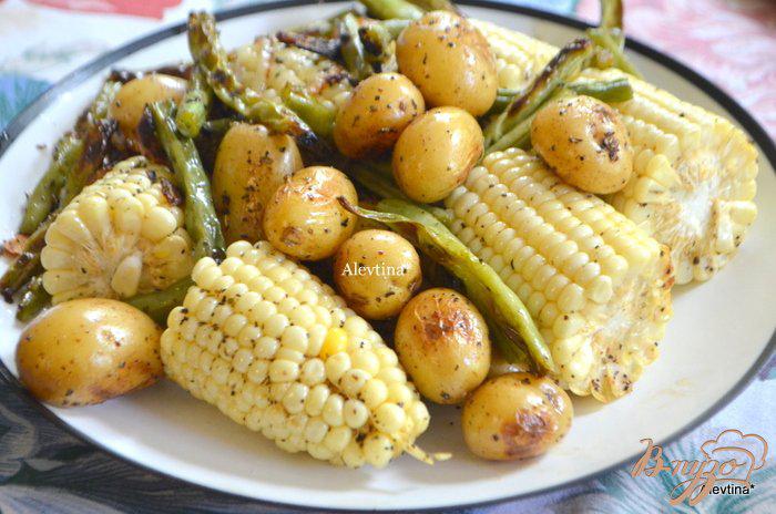 Фото приготовление рецепта: Картофель с кукурузой и зеленой фасолью шаг №4
