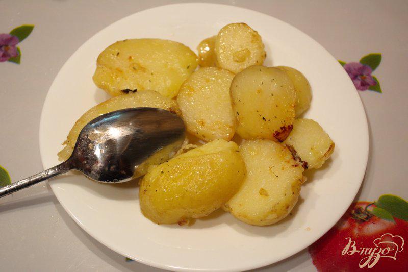 Фото приготовление рецепта: Молодая картошка в сковородке шаг №5