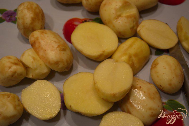 Фото приготовление рецепта: Молодая картошка в сковородке шаг №2