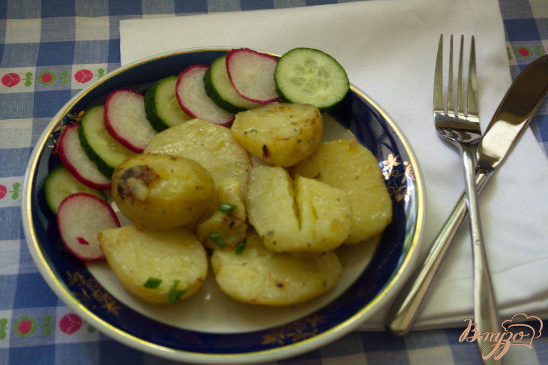 Фото приготовление рецепта: Молодая картошка в сковородке шаг №6