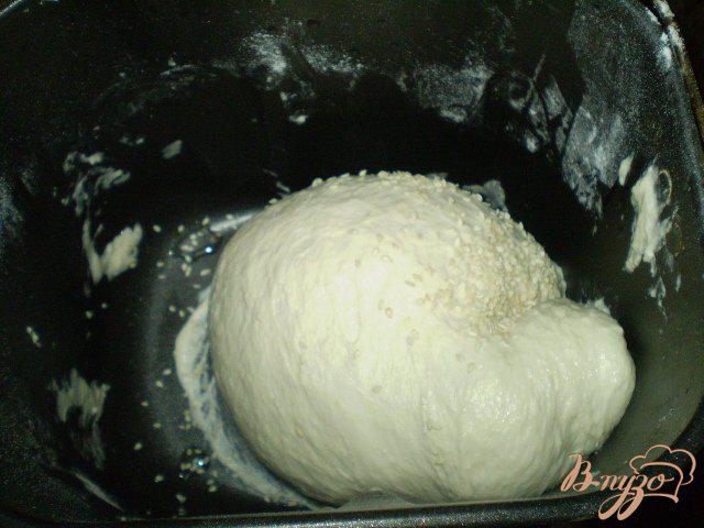 Фото приготовление рецепта: Хлеб на кислом молоке с кунжутом шаг №6