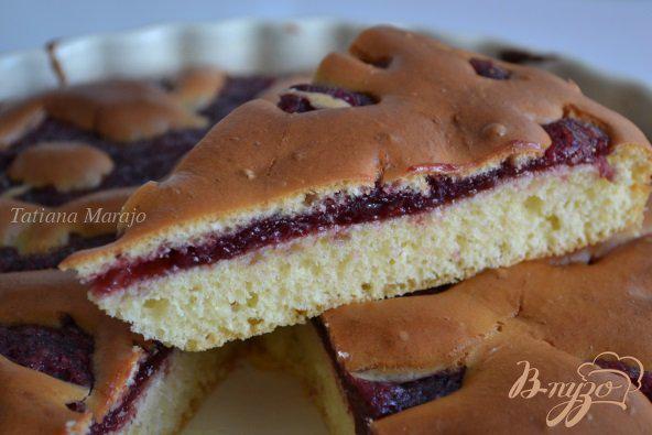 Фото приготовление рецепта: Пирог с вишневой прослойкой шаг №9