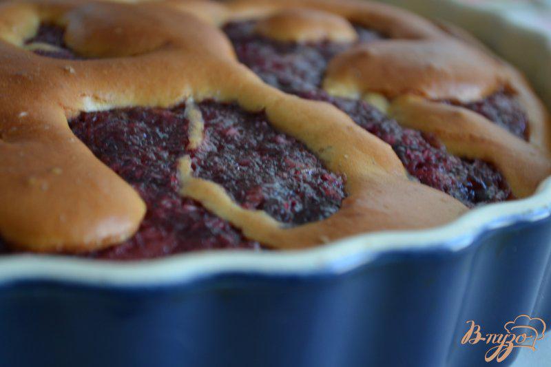 Фото приготовление рецепта: Пирог с вишневой прослойкой шаг №8