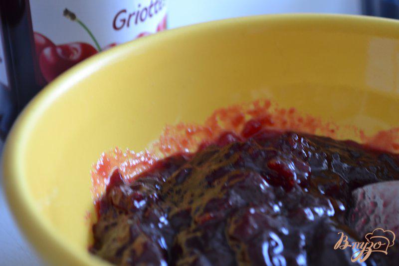 Фото приготовление рецепта: Пирог с вишневой прослойкой шаг №4