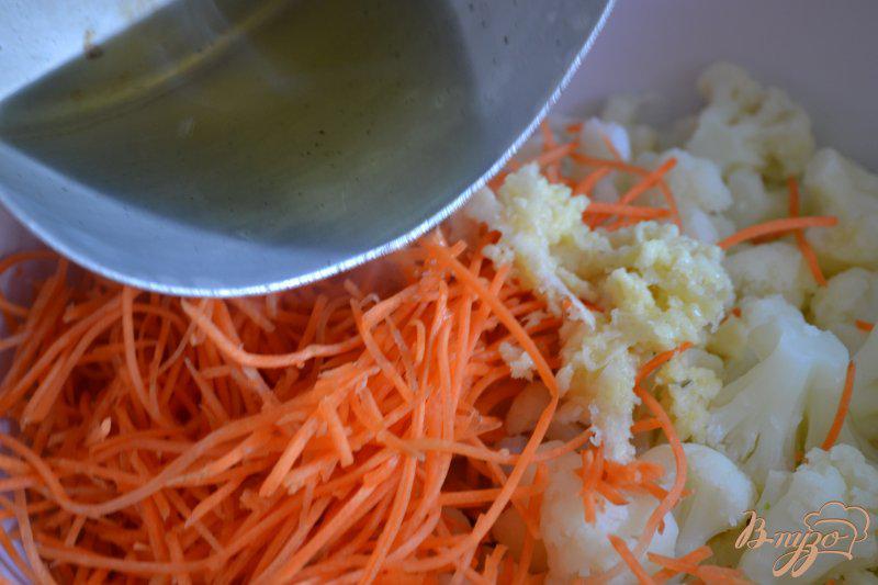 Фото приготовление рецепта: Пикантный салат из цветной капусты шаг №3