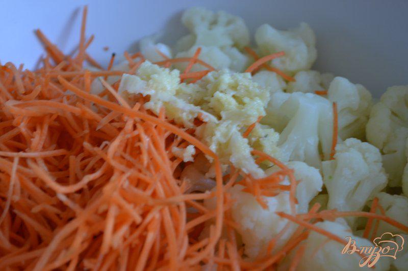 Фото приготовление рецепта: Пикантный салат из цветной капусты шаг №2