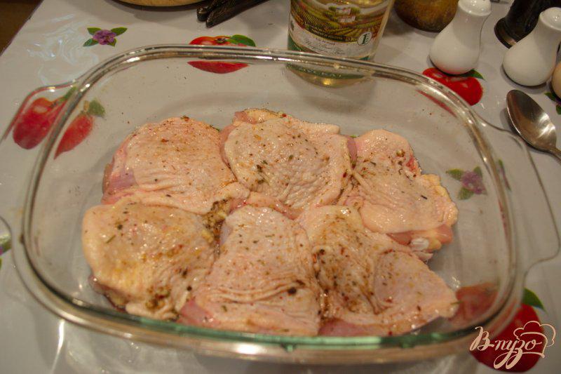 Фото приготовление рецепта: Куриные бедра запеченные в вине с шашлычными специями шаг №2