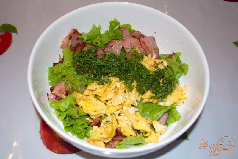 Фото приготовление рецепта: Салат с беконом, салатными листьями и яйцом шаг №9
