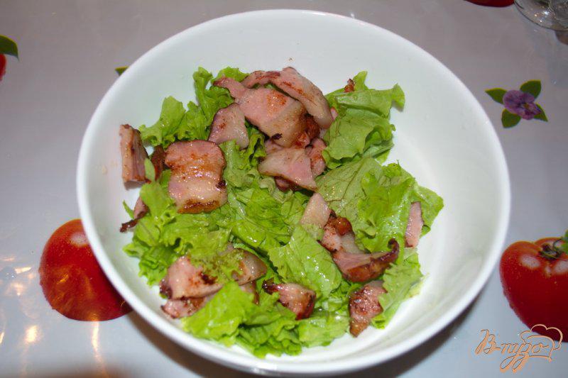 Фото приготовление рецепта: Салат с беконом, салатными листьями и яйцом шаг №6